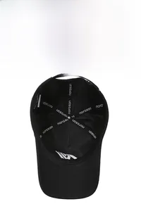 Détail de l'intérieur de la casquette Narason montrant le mesh respirant et le logo