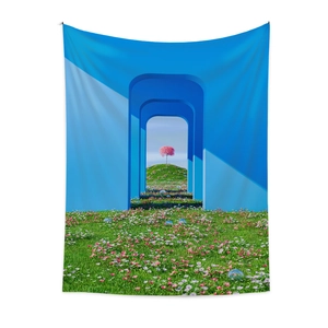 Tapisserie paysage surréaliste avec arches bleues et arbre rose pour décor mural