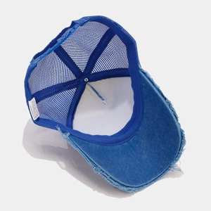 Cappellino trucker vintage blu con retro in rete e visiera usurata su sfondo bianco