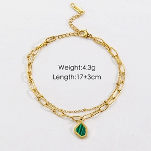 Gold paperclip chain bracelet with green stone detail, 4.3g weight, 17+3cm adjustable length