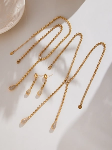 Parure de colliers et boucles d'oreilles dorés 18 carats avec zircons et glands
