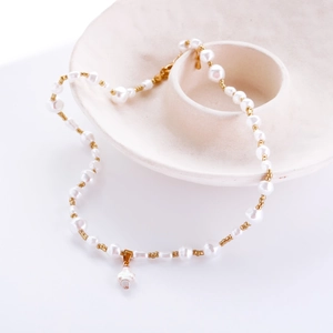 Collier de perles baroques avec pendentif croix en or et blanc style rétro français