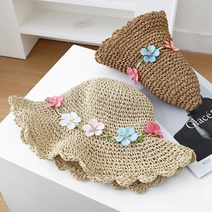 Cappelli di paglia fatti a mano con decorazioni floreali e tesa ondulata bicolore