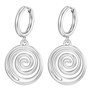 Dettaglio macro di orecchini a cerchio in acciaio argento con pendenti a disco spirale