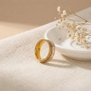 Détail de la bague chaîne en acier inoxydable doré avec incrustation de nacre sur lin