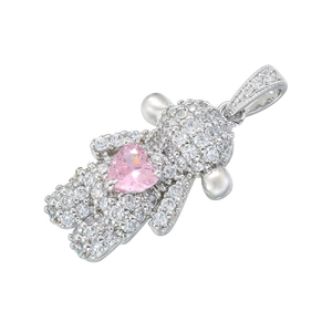 Dettaglio di un ciondolo a orsetto argento con zirconi e una pietra a cuore rosa centrale