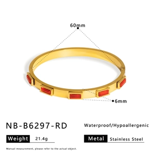 Détail du bracelet en acier inoxydable doré avec cinq zircons rouges rectangulaires