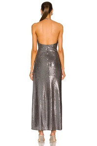 Détail du dos d'une robe de soirée longue à paillettes gris argenté avec dos nu et licou