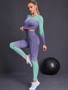 Détail de la maille côtelée sans couture sur l'ensemble de yoga dégradé violet femme
