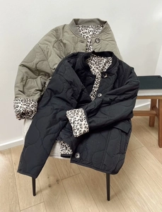 Detail von Steppjacken in Schwarz und Olivgrün mit trendigem Leopardenmuster-Futter