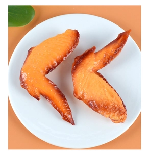 Dettaglio di ali di pollo arrosto realistiche finte con consistenza lucida e dettagliata