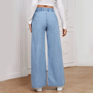 Vista posteriore di jeans azzurri a gamba larga e vita alta con elastico in vita