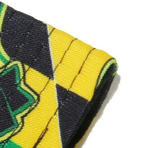 Détail macro du chapeau bob Jamaïque montrant les coutures et la doublure en polaire