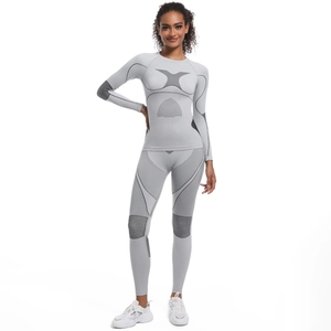 Détail de l'ensemble de sport gris sans couture montrant la texture alvéolée du tissu stretch
