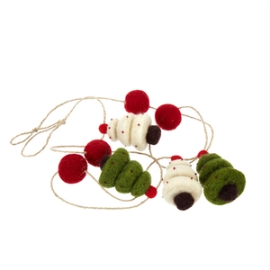 Weihnachtsgirlande aus Filzkugeln und Tannenbäumen mit Rentier- und Zapfenanhängern