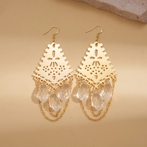 Boucles d'oreilles bohèmes dorées avec métal évidé et pampilles gouttes en verre