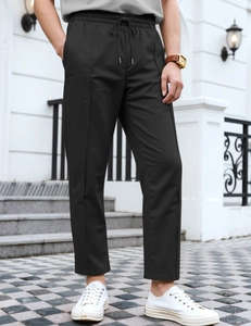Detailansicht der schwarzen Herrenhose mit Kordelzug, Strukturstoff und elastischem Bund