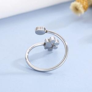 Vue macro d'une bague chat argentée avec zircons, style minimaliste et raffiné