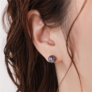Close-up of S925 sterling silver black shell pearl stud with rainbow iridescent luster