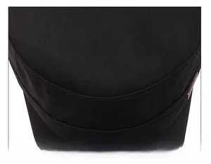 Détail de la couture précise et de la boucle en métal sur cette casquette noire