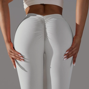 Détail d'un legging de yoga sans couture taille haute avec effet push-up fessier