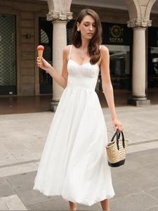 Robe longue blanche en coton à fines bretelles avec taille cintrée et jupe ample