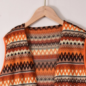 Détail d'un cardigan tricoté bohème avec des motifs à chevrons colorés et des textures
