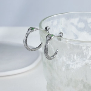 Orecchini a serpente vintage in argento con pietre verdi su bordo di vetro