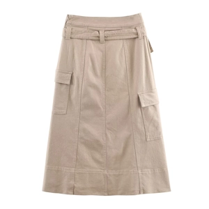 Gonna midi cargo kaki da donna con vita alta e cintura coordinata su sfondo bianco