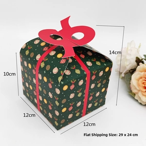 Detail der grünen Weihnachtsgeschenkbox mit roter Schleife und Maßen 12x12x10cm