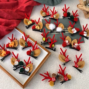 Flache Ansicht von diversen Weihnachts-Rentiergeweihen und Schneemann-Haarclips