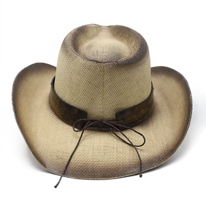 Détail d'un chapeau de cowboy en paille avec dégradé vintage et bandeau décoratif en cuir
