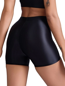 Vista posteriore di pantaloncini sportivi neri lucidi a vita alta con tessuto elastico