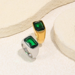 Détails de bagues en or 18 carats et argent avec émeraude verte sur socle