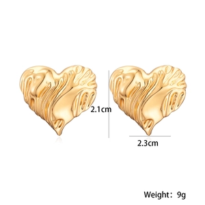 Detailansicht goldener Herzohrringe mit 3D-Textur und Maßen von 2,1 cm Höhe und 2,3 cm Breite