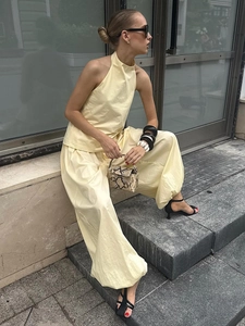 Ensemble deux pièces jaune clair avec haut dos nu licou et pantalon taille haute à jambes larges