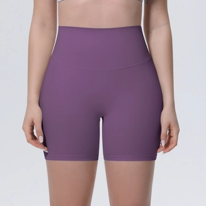 Vue de face d'un short de yoga violet à taille haute sur modèle dans un studio épuré