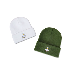 Bonnets en maille blanc et vert foncé avec broderies de canards faisant du skate