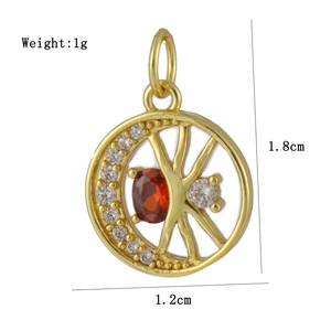 Détail macro d'un pendentif ajouré doré avec gemme rouge et pierres de zircone blanches