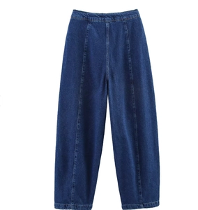 Dettaglio dei jeans in denim blu scuro a gamba larga con cucitura centrale strutturata