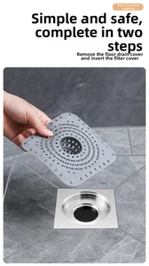 Primo piano del filtro in silicone grigio installato sullo scarico per filtrare i capelli