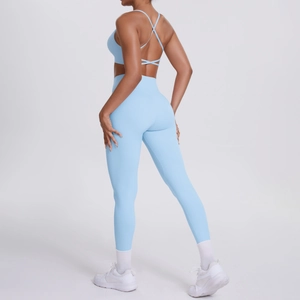 Détail de l'ensemble de fitness bleu clair avec soutien-gorge croisé et legging de yoga