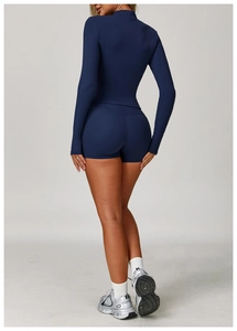 Vista posteriore del top da yoga blu scuro a maniche lunghe e pantaloncini a vita alta