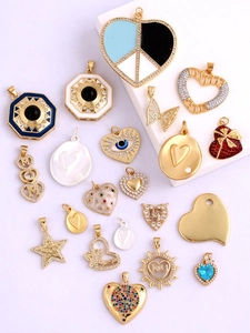 Detailaufnahme von verzierten Herz-, Schmetterlings- und Sternanhängern für DIY-Schmuck