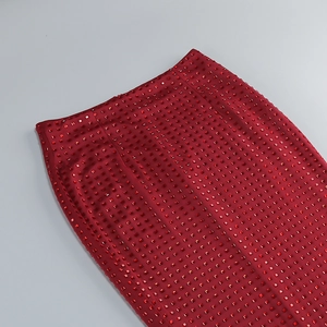 Détails de la robe de soirée rouge avec strass carrés scintillants et finition en satin