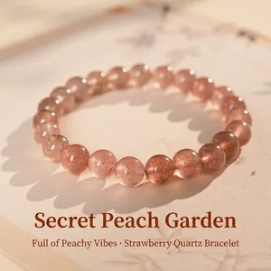 Bracelet en perles de cristal fraise rose et pierre de soleil naturelle sur papier beige