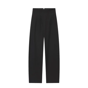 Détail du pantalon large à taille haute en tissu tissé noir profond au tombé fluide