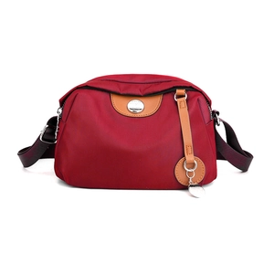 Borsa a tracolla in nylon bordeaux con dettagli in pelle marrone e tracolla regolabile