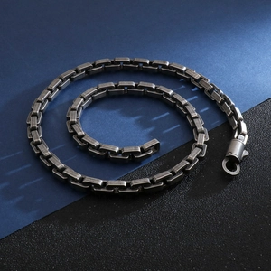 Detail einer geometrischen Kette im Vintage-Stil mit sicherem Karabinerverschluss
