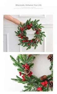 Detailansicht der künstlichen Weihnachtskranz-Struktur mit Schneeeffekt und roten Beeren